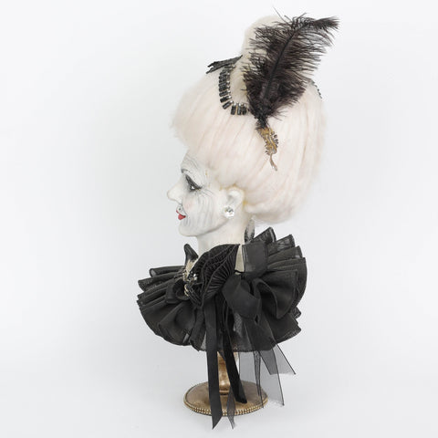 10.25*9.5*19.0''The Ghost Bride Head W/Gold Base Décor