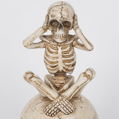 3.0*3.5*6.75'' Resin Covering Ears Ghost Sitting On Skull Décor W/Lite