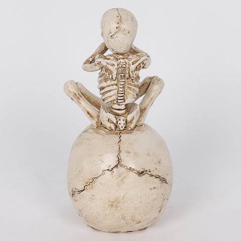 3.0*3.5*6.75'' Resin Covering Mouth Skeleton Sitting On Skull Décor W/Lite