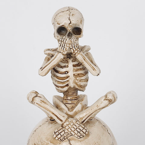 3.0*3.5*6.75'' Resin Covering Mouth Skeleton Sitting On Skull Décor W/Lite