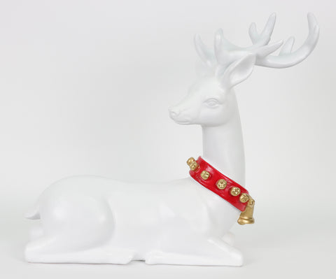 Cerf assis blanc de 17 pouces