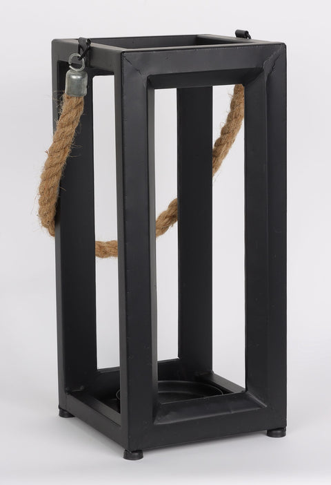 5.375''X5.375''X12''
Lantern Décor